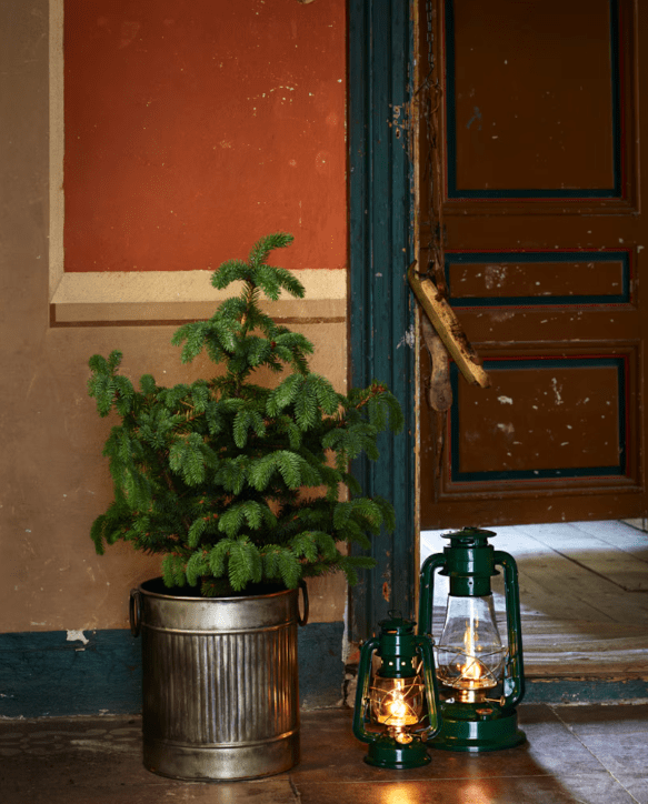 Storm Lantern small Verde De Strömshaga - Peque&ntilde;a l&aacute;mpara de tormenta/l&aacute;mpara de queroseno en color verde con detalles de lat&oacute;n.