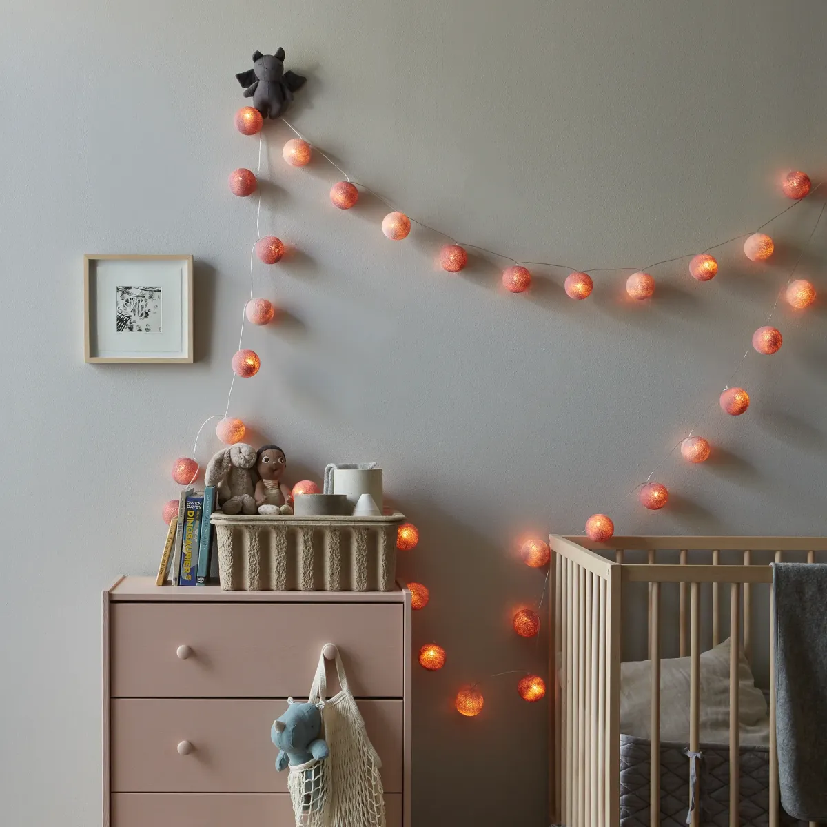 Irislights French rose 20-lights Rosa De Irislights - Las luces de cadena French Rose de Irislights crean un ambiente rom&aacute;ntico con sus dos tonos de rosa y su luz c&aacute;lida y acogedora.