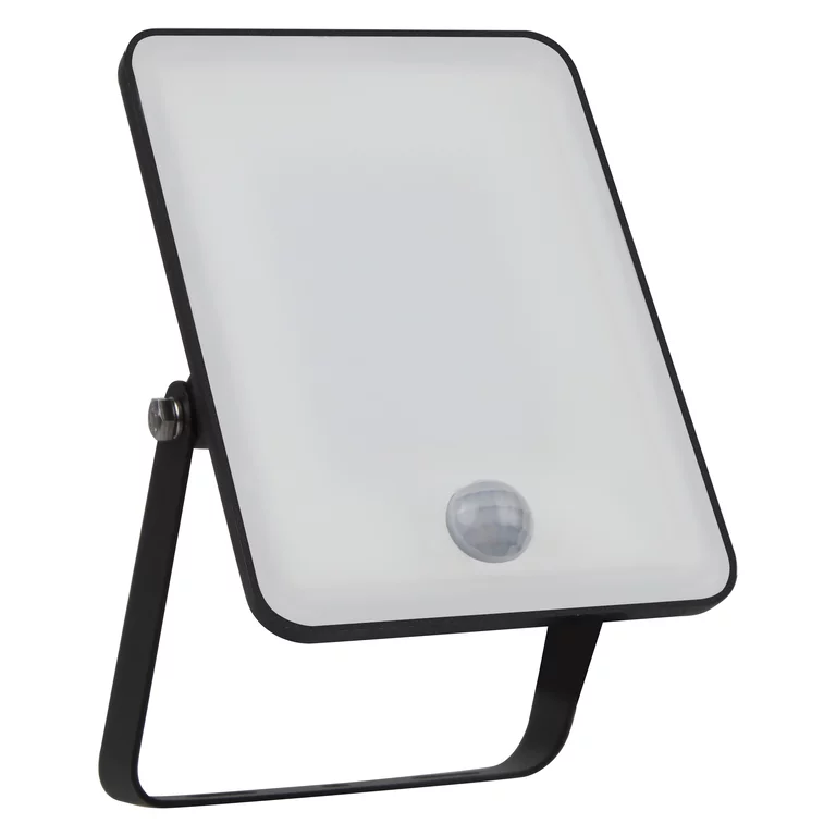 Floodlight Essential Sensor 20W Negro lámpara de exterior De Ledvance - Gracias al sensor de movimiento y luz diurna integrado, la luz se enciende autom&aacute;ticamente al detectar movimiento y se adapta a las condiciones de iluminaci&oacute;n, maximizando el ahorro energ&eacute;tico.