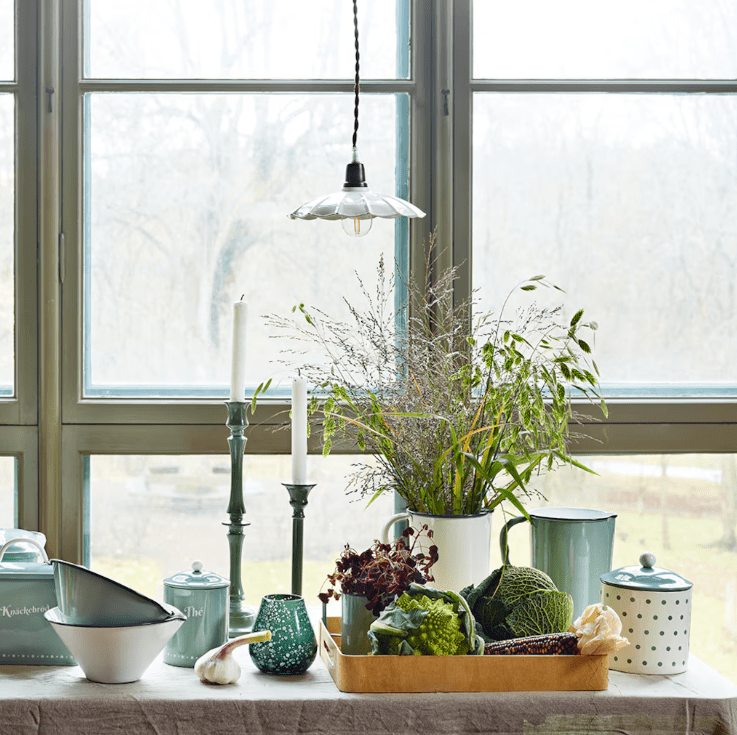 Gustav Ø20 Blanco lámpara de ventana De Strömshaga - Una elegante l&aacute;mpara de techo, peque&ntilde;a y delgada, que encaja perfectamente encima de una mesa de cocina, en una ventana o en un dormitorio.