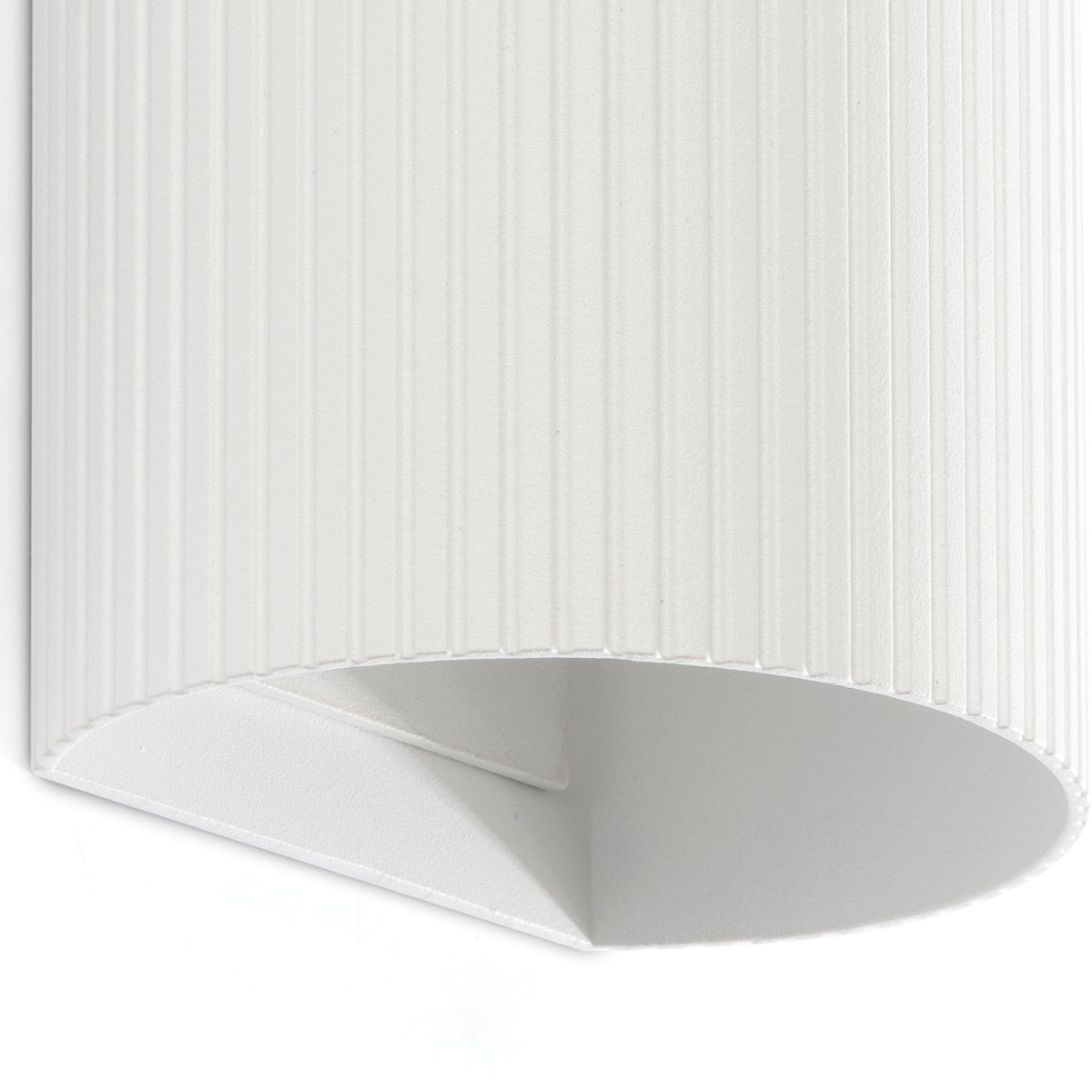 Sole 15cm Blanco acanalado lámpara de pared De Faro Barcelona - Est&aacute; disponible en dos tama&ntilde;os y emite luz en una o dos direcciones, lo que lo hace ideal para pasillos y espacios peque&ntilde;os.