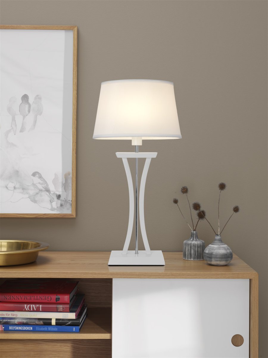 New Chelsea 60cm Blanco lámpara de mesa De Cottex - Nueva lámpara de mesa Chelsea XL de madera blanca&auml; con detalles cromados y una elegante pantalla ovalada que proporciona una iluminación suave y agradable.