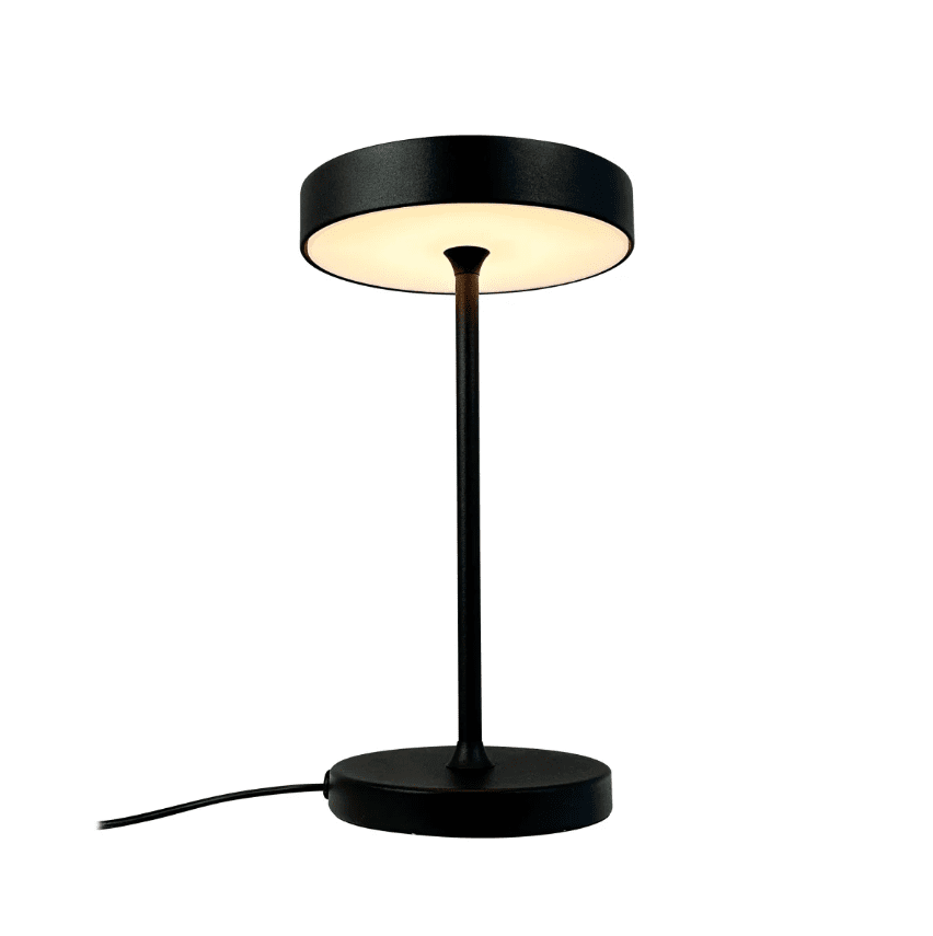 Starlight 25cm Negro lámpara de mesa De Dyberg Larsen - Med inbyggd LED och tre ljusstyrkor, som dimras med 3-stegsdimmern p&aring; lamphuvudet, anpassar den sig enkelt efter olika behov &ndash; fr&aring;n st&auml;mningsfullt sken till fokuserat ljus.
