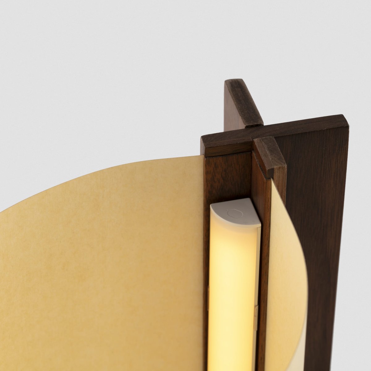 Cata 25cm Nuez lámpara de mesa De Faro Barcelona - Cata es una elegante l&aacute;mpara que combina un dise&ntilde;o atemporal con una funcionalidad respetuosa con el medio ambiente.