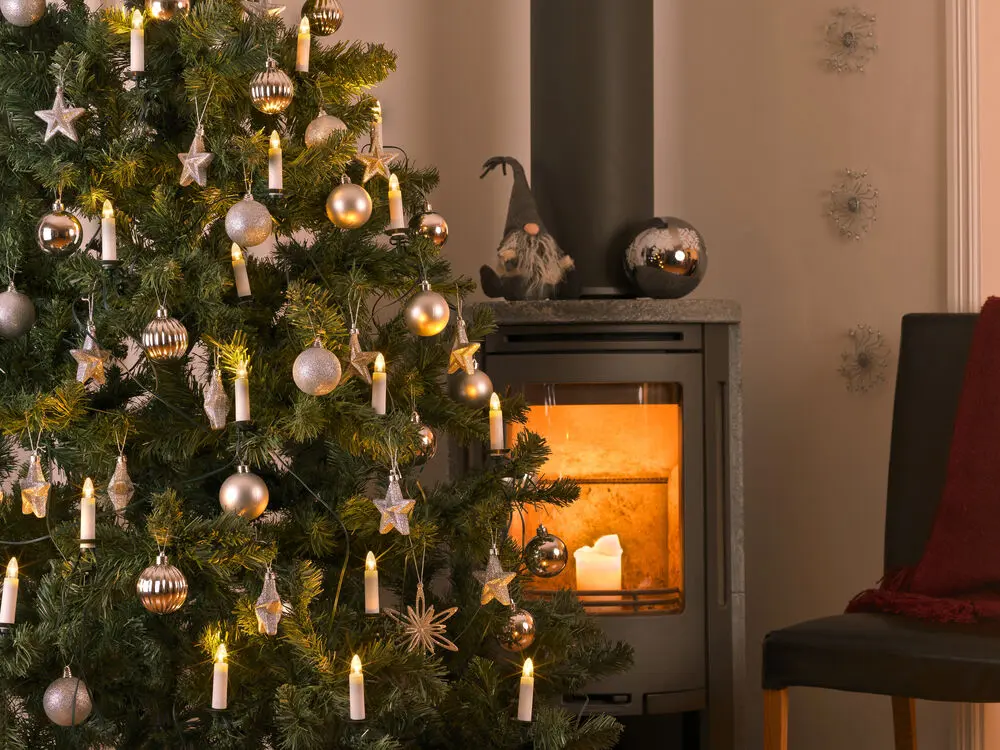 Luces para árbol de Navidad, blanco cálido, 25LED, 20m Verde De Konstsmide - Luces tradicionales para &aacute;rbol de Navidad de 19,2 m de largo con 25 luces LED de color blanco c&aacute;lido que crean un brillo suave y atmosf&eacute;rico.