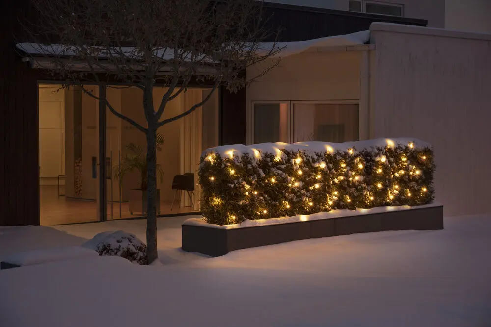 Malla De Luces amber 3m Negro De Konstsmide - Con sus generosas dimensiones de 3x3 metros y el cable negro, se integra armoniosamente en el entorno.