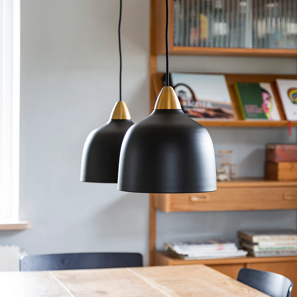 Urban Ø24 Negro Lámpas de techo De Superliving - Con su forma &uacute;nica y materiales de alta calidad, Urban no es solo una soluci&oacute;n de iluminaci&oacute;n: se convertir&aacute; en un &iacute;cono del dise&ntilde;o en su interior.