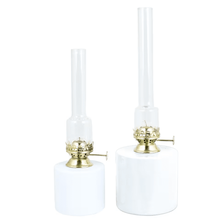 Kerosene Lamp Straight Big Blanco De Strömshaga - L&aacute;mpara de queroseno de l&iacute;neas rectas fabricada en pl&aacute;stico blanco con detalles en lat&oacute;n.
