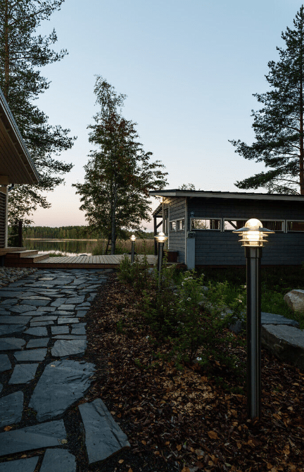 Käpylä 110cm Negro balizas De Airam - Una c&uacute;pula de cristal protege la fuente de luz y dirige la luz hacia arriba y hacia abajo y entre las l&aacute;minas de acero del mismo color de la l&aacute;mpara.