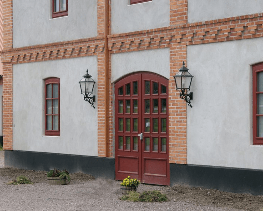 Eriksberg Cobre oxidado lámpara de exterior De Westal - La linterna tiene una parte inferior de hierro forjado negro antiguo y una parte superior de cobre muy oxidado, lo que le confiere un dise&ntilde;o elegante y atemporal.