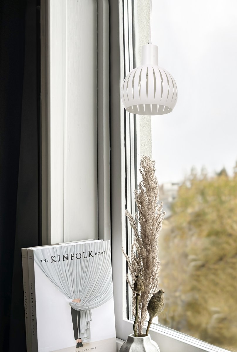 Grafika Ø15 Blanco lámpara de ventana De Aneta Lighting - GRAFIKA es una peque&ntilde;a l&aacute;mpara colgante con un cable de 4 m de largo, un enchufe de pared y un interruptor de encendido situado en el centro.