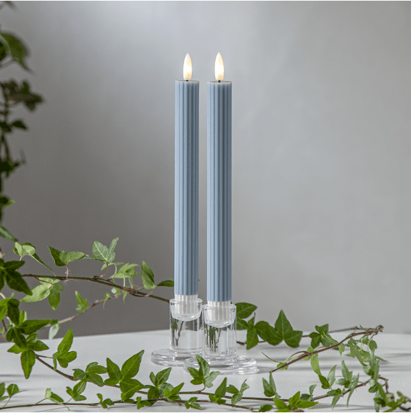 LED Vela Cónica Flamme Stripe Azul De Star Trading - Pack de 2 velas antiguas de color azul de la serie Flamme Stripe fabricadas en cera con superficie acanalada.