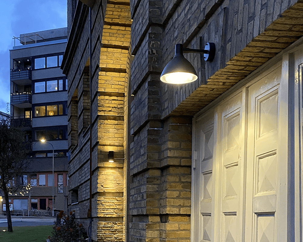 Ark Mini Antracita lámpara de exterior De Westal - La lámpara de pared Ark Mini es una lámpara de pared con downlight antideslumbrante fabricada en aluminio cromado y con recubrimiento de polvo y con protección antideslumbrante de PET-G.