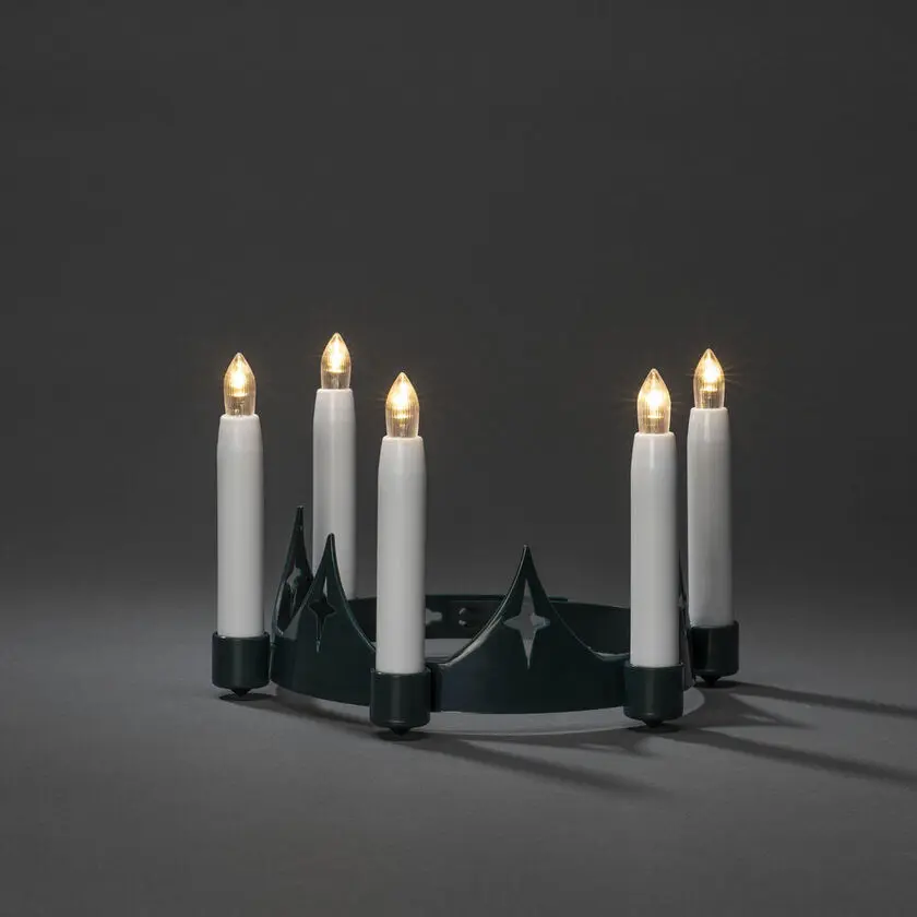 Corona De Santa Lucía Verde De Konstsmide - L&aacute;mpara de ara&ntilde;a tradicional Lucia realizada en pl&aacute;stico verde con 5 luces LED blancas que emiten una luz c&aacute;lida y atmosf&eacute;rica.