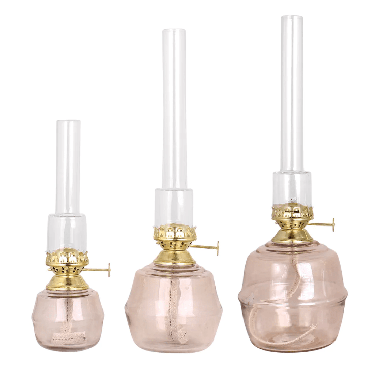 Kerosene Lamp Majken Big Rosa De Strömshaga - L&aacute;mpara de queroseno de gran tama&ntilde;o fabricada en cristal tintado de color rosa ceniza, que crea una bonita tonalidad manteniendo una superficie transparente.