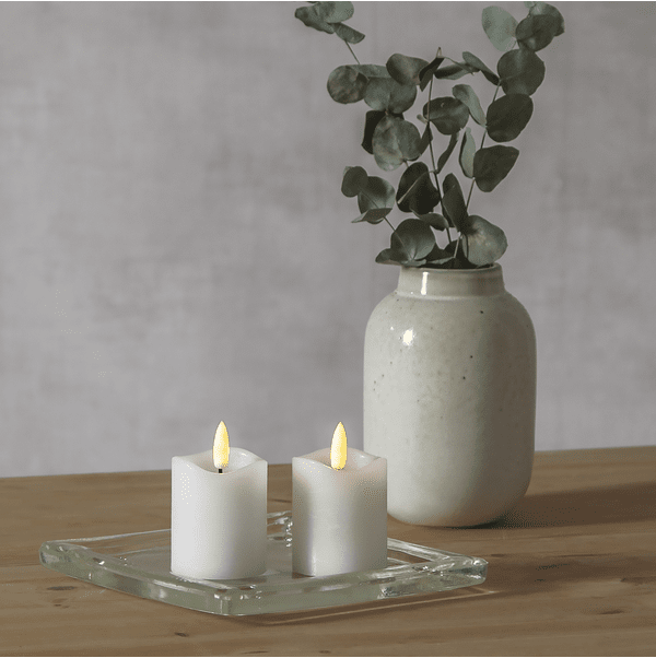 LED Vela Pilar Flamme Blanco De Star Trading - Paquete de 2 velas en bloque con una llama muy natural que brilla con un c&aacute;lido resplandor blanco.