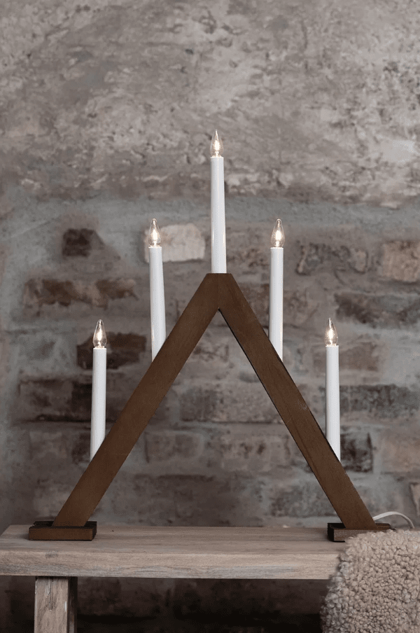 Ariele 5L mancha marrón De Markslöjd - Ariele es un elegante portavelas de Adviento de cinco brazos, fabricado en madera te&ntilde;ida de marr&oacute;n claro con cinco velas blancas.