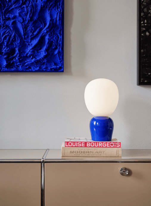 Buddy 34cm Azul lámpara de mesa De Belid - Con su luz uniforme y su sofisticado dise&ntilde;o, Buddy se integra armoniosamente en cualquier hogar: una compa&ntilde;era que irradia luz y car&aacute;cter durante generaciones.