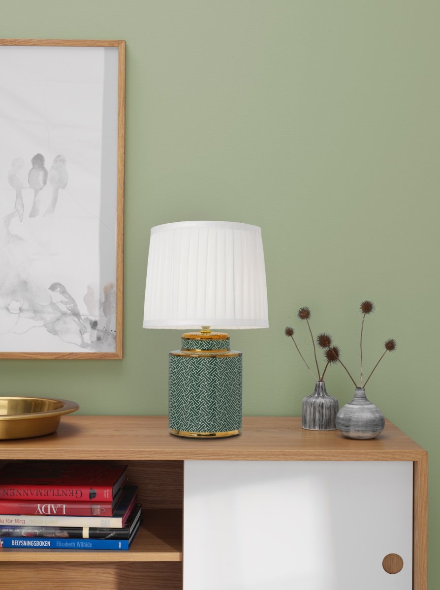 Maze 40cm Verde lámpara de mesa De Cottex - La l&aacute;mpara de mesa de cer&aacute;mica Maze presenta un elegante patr&oacute;n verde y blanco con exclusivos detalles dorados que le dan un toque sofisticado.