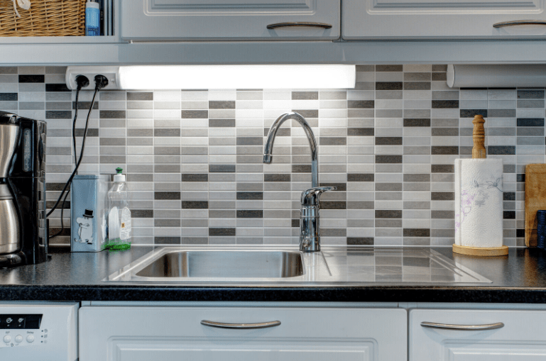 Handy Enchufe De Pared 55cm Blanco De Airam - Handy es una l&aacute;mpara de trabajo o de banco muy popular para iluminaci&oacute;n general en cocinas, lavaderos y cuartos de servicio.