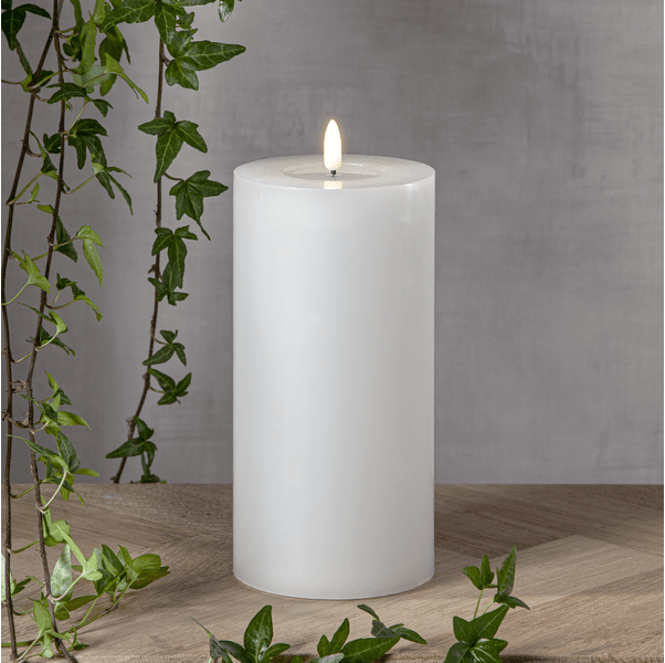 LED Vela Pilar Flamme Flow Big Blanco De Star Trading - Flamme Flow Big es una vela de bloque con llama natural y un tiempo de combustión de aproximadamente 2500 horas.