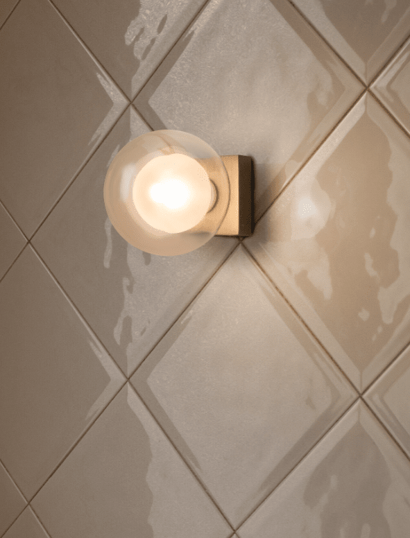 Perla Oro/latón lámpara de baño De Faro Barcelona - El aplique de ba&ntilde;o PERLA, dise&ntilde;ado por Alex &amp; Manel Llusc&agrave; tiene una forma redonda y un difusor exterior transparente que recuerda a una burbuja.
