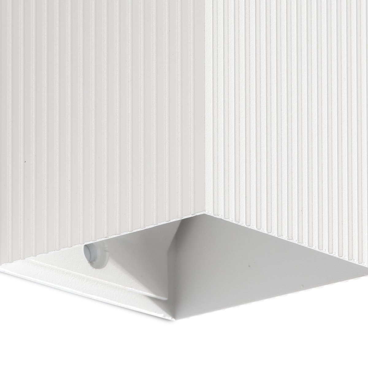 Lune 10cm Blanco acanalado lámpara de pared De Faro Barcelona - Su dise&ntilde;o compacto la hace ideal para pasillos y zonas de paso, proporcionando una iluminaci&oacute;n eficaz sin ocupar espacio.