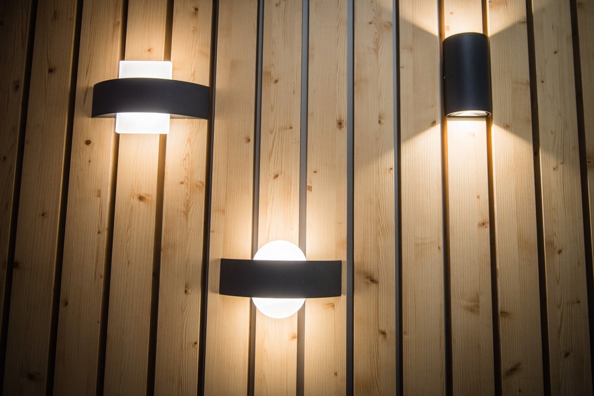 Shield Square Gris oscuro lámpara de exterior De Osram - Tillverkad av aluminium och med IP44-klassning &auml;r den t&aring;lig mot v&auml;der och passar perfekt f&ouml;r fasader, entr&eacute;er och uteplatser.