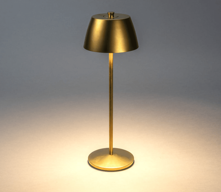 Èze 32cm Oro mate portátil De Konstsmide - La l&aacute;mpara est&aacute; equipada con un regulador t&aacute;ctil para que puedas ajustar el brillo y la temperatura del color desde luz amarilla c&aacute;lida a luz blanca c&aacute;lida.