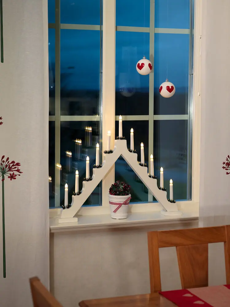 Candelabra 11 Lights Blanco De Konstsmide - Con sus 11 velas en forma trapezoidal cl&aacute;sica y pu&ntilde;os decorativos, crea un ambiente c&aacute;lido y festivo en el hogar.