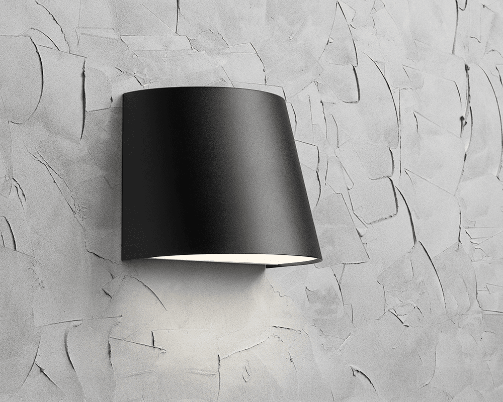 Mini Negro lámpara de exterior De Westal - La mini lámpara de pared está hecha de aluminio anodizado, tiene un recubrimiento de polvo negro y tiene una protección antideslumbrante de PET-G.