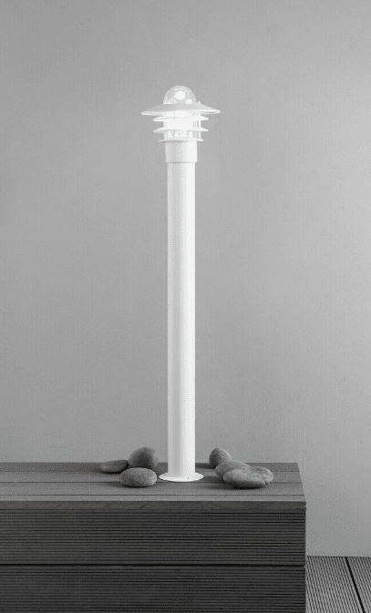 Käpylä 110cm Blanco balizas De Airam - Una c&uacute;pula de cristal protege la fuente de luz y dirige la luz hacia arriba y hacia abajo y entre las l&aacute;minas de acero del mismo color de la l&aacute;mpara.