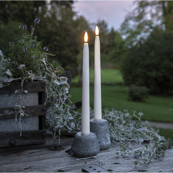 LED Vela Cónica Flamme Slim Blanco De Star Trading - Las luces tienen una superficie lisa y una llama que les da un brillo y una apariencia naturales.