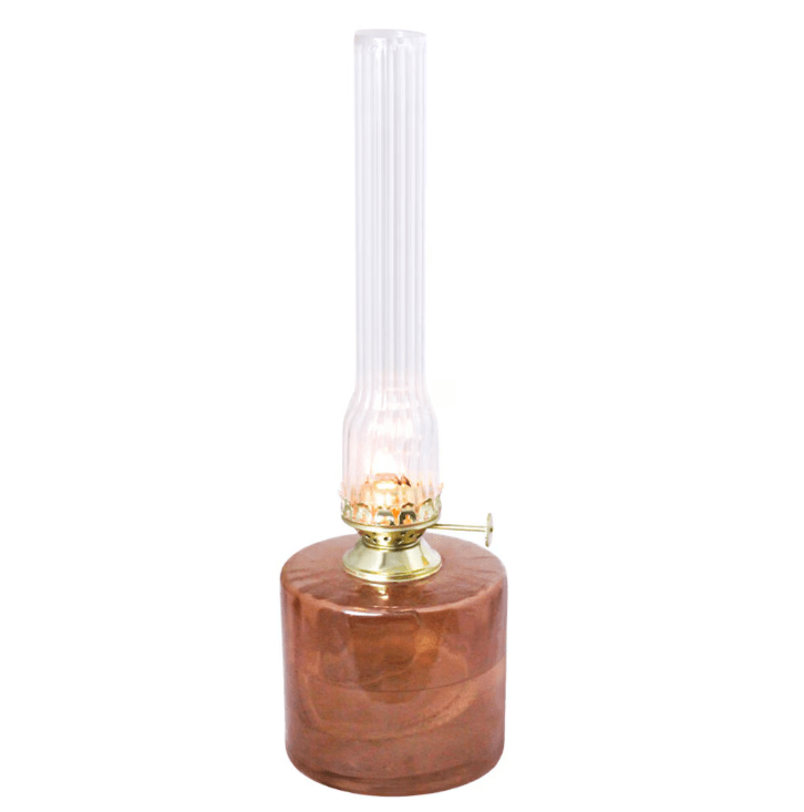 Kerosene lamp elvira big Marrón De Strömshaga - La l&aacute;mpara est&aacute; hecha de vidrio reciclado en un 50-60% y es compatible con la mecha con n&uacute;mero de art&iacute;culo 116210 y con los quemadores con n&uacute;mero de art&iacute;culo 139420G o 121810G.