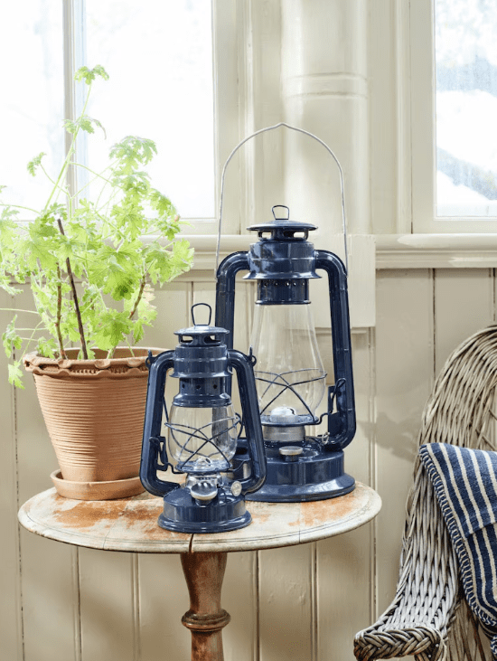Storm Lantern big Azul De Strömshaga - Una linterna de dise&ntilde;o cl&aacute;sico que encaja perfectamente en el cobertizo de embarcaciones, en la caba&ntilde;a o en la playa y garantiza la m&aacute;xima comodidad.