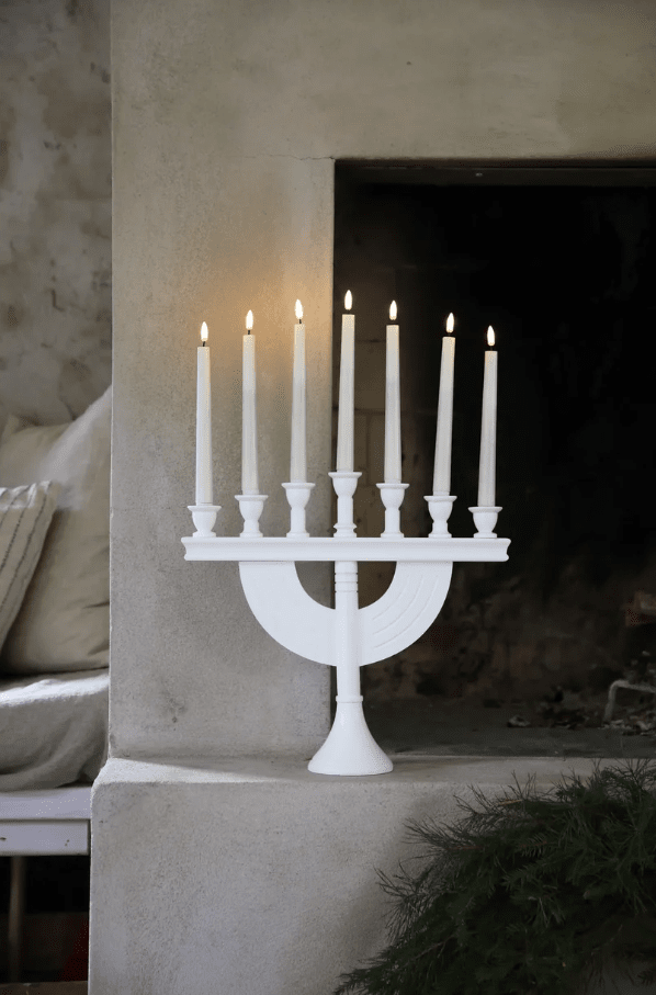 Torpa 7L Blanco De Markslöjd - Torpa es un impresionante portavelas de Adviento de siete brazos, fabricado en madera lacada en blanco con un dise&ntilde;o cl&aacute;sico y atemporal.