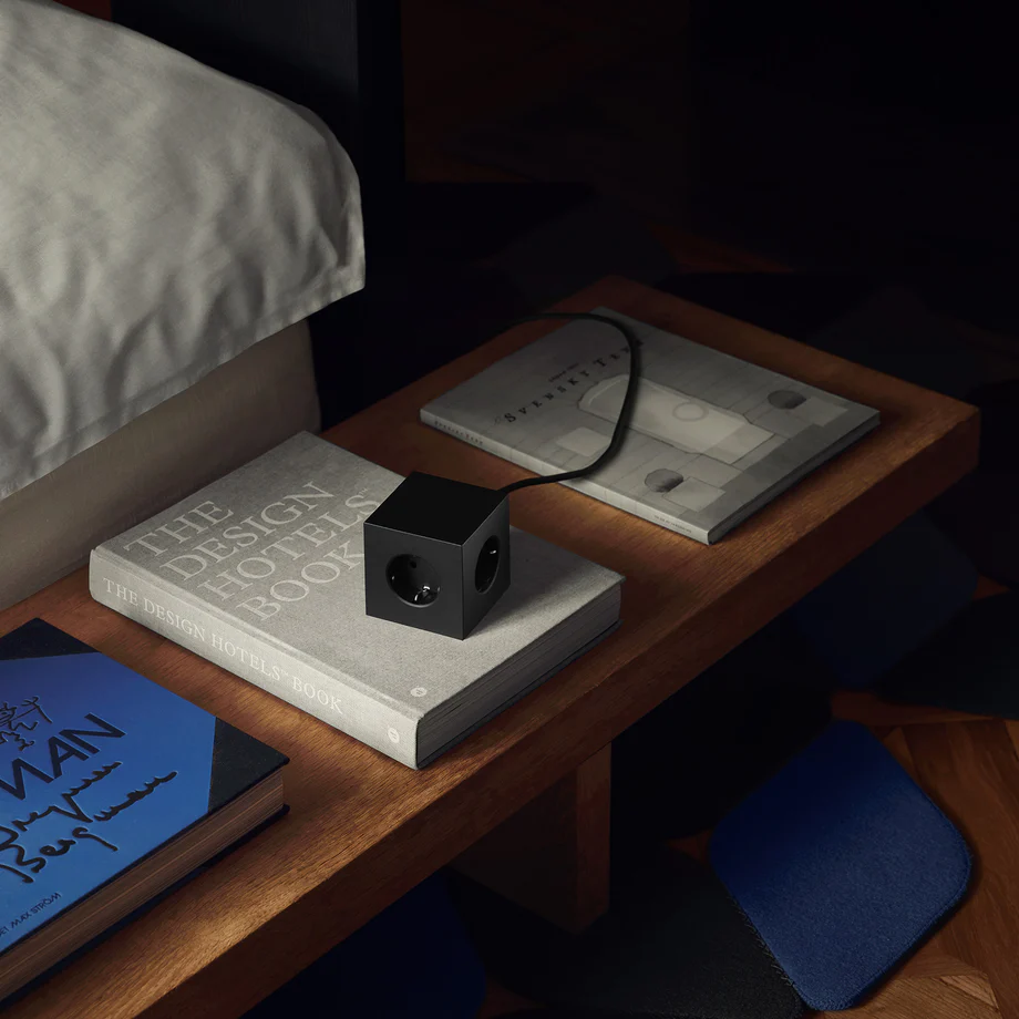 Square 1 with 30W Dual USBC & Magnetic base, 3m Negro De Avolt - Regleta de enchufes de dise&ntilde;o elegante de Avolt con un cable largo de PVC, un cubo de pl&aacute;stico reciclado y una placa magn&eacute;tica en la parte inferior para colgar en la pared.