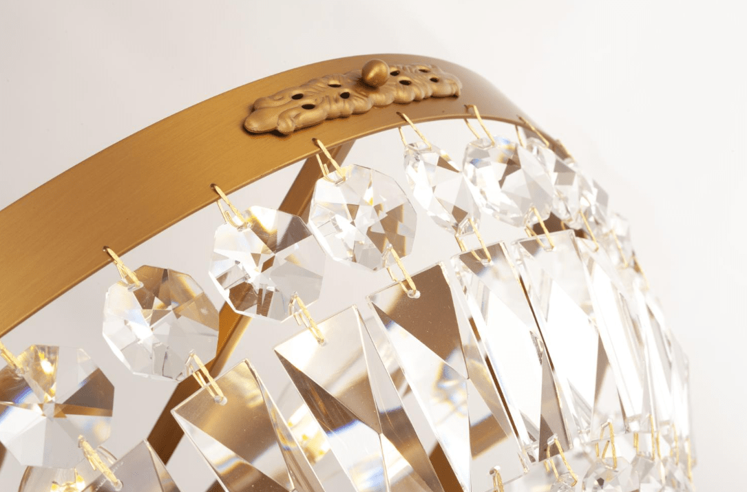 Rhea Ø50 Latón cepillado cristal De Norrsken Design - La lámpara de techo Rhea en latón cepillado es una lámpara encantadora con prismas de cristal K9 de clase 1 cortado a mano.