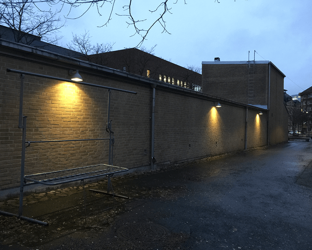 Ark Mini Gris lámpara de exterior De Westal - La lámpara de pared Ark Mini es una lámpara de pared con downlight antideslumbrante fabricada en aluminio cromado y con recubrimiento de polvo y con protección antideslumbrante de PET-G.