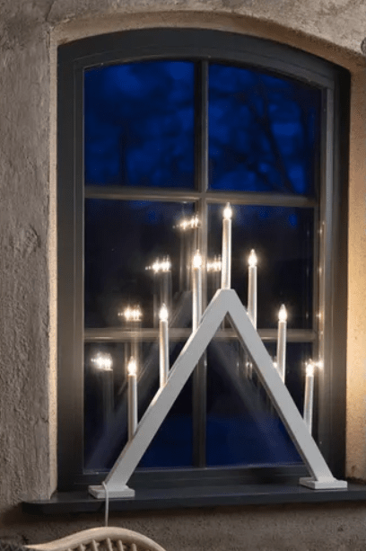 Ariele Blanco De Markslöjd - Col&oacute;calo en una ventana o en un banco lateral para crear un ambiente acogedor en casa durante la temporada navide&ntilde;a.