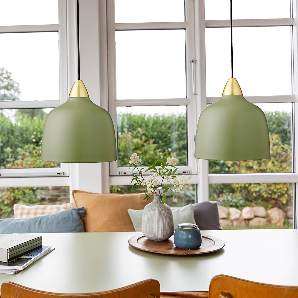 Urban Ø24 Verde oliva Lámpas de techo De Superliving - Con su forma &uacute;nica y materiales de alta calidad, Urban no es solo una soluci&oacute;n de iluminaci&oacute;n: se convertir&aacute; en un &iacute;cono del dise&ntilde;o en su interior.