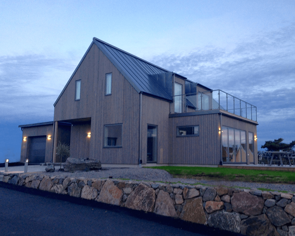 Illusion Reko Negro lámpara de exterior De Westal - La unidad está integrada y el panel trasero cuenta con dos entradas y salidas, así como un bloque de terminales de conexión rápida para una fácil instalación.