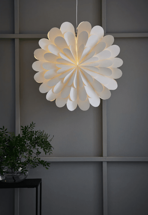 Maravilla Ø60 Blanco De Markslöjd - Con una pantalla de papel de formas suaves y plisadas y un di&aacute;metro de 60 cm, es adecuada como una hermosa luz de ventana tanto para la temporada navide&ntilde;a como durante todo el a&ntilde;o.