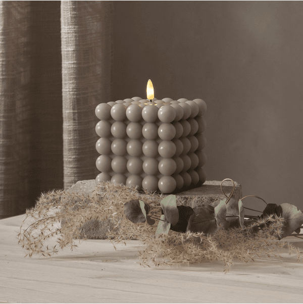 LED Vela Pilar Flamme Dot Gris De Star Trading - Esta vela que funciona a pilas es una hermosa decoraci&oacute;n tanto sola como en grupo con otras velas de la serie Flamme.