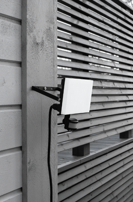 Airflood 50W Negro lámpara de exterior De Airam - El proyector Airflood es moderno, compacto y dise&ntilde;ado para la iluminaci&oacute;n pr&aacute;ctica y segura de patios, almacenes, zonas de paso y aparcamientos.