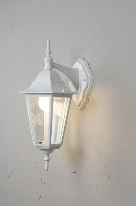 Kartano Blanco lámpara de exterior De Airam - La l&aacute;mpara de pared Kartano Down se adapta a un entorno de casa peque&ntilde;a tradicional.