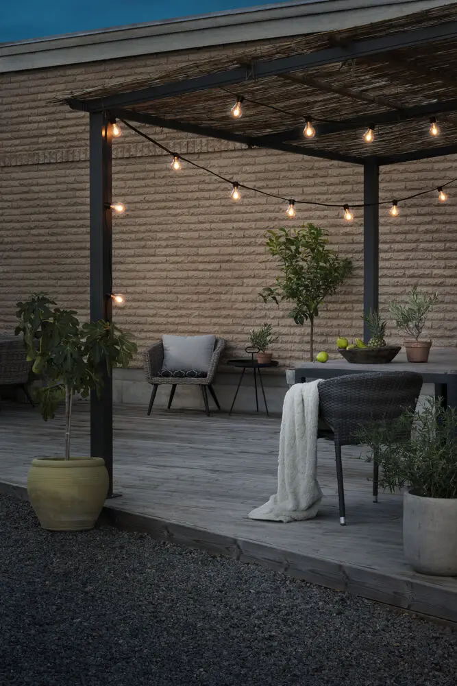 Guirnalda luminosa, ámbar, 10m Negro De Konstsmide - Cadena de luces decorativas con 10 luces LED &aacute;mbar intercambiables que crean un ambiente c&aacute;lido y acogedor.