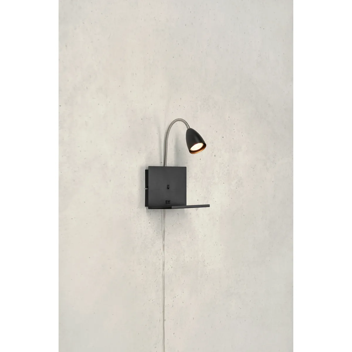 Cuarto Negro lámpara de lectura De Markslöjd - Cable de PVC transparente de 2 m con enchufe de pared.