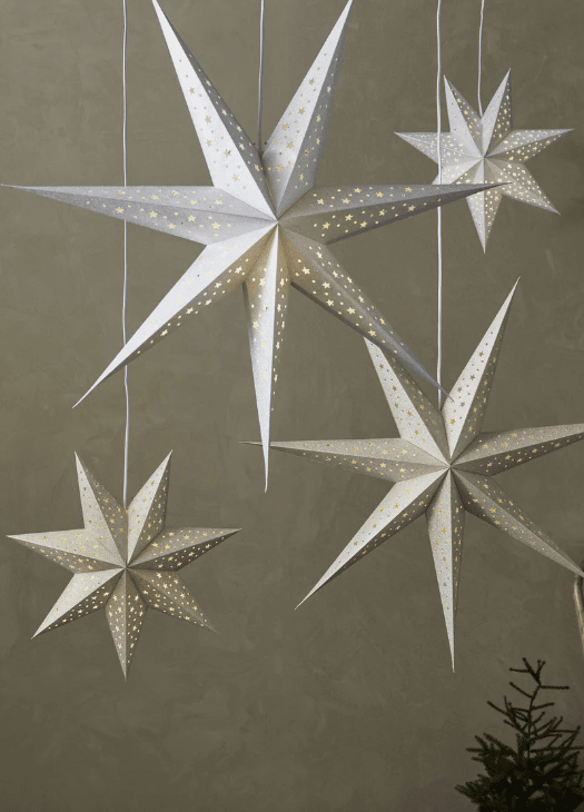 Solvalla Ø75 Plata De Markslöjd - La estrella Solvalla en plata, con su impresionante tamaño de 75 cm, es la decoración navideña perfecta para crear un ambiente brillante y festivo.