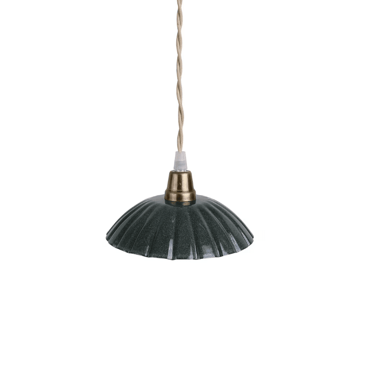 Ingrid Pequeño Ø16 Verde oscuro lámpara de ventana De Strömshaga - Pequeña lámpara de techo de color verde oscuro realizada en chapa metálica con pantalla plisada y cable textil trenzado en color natural.